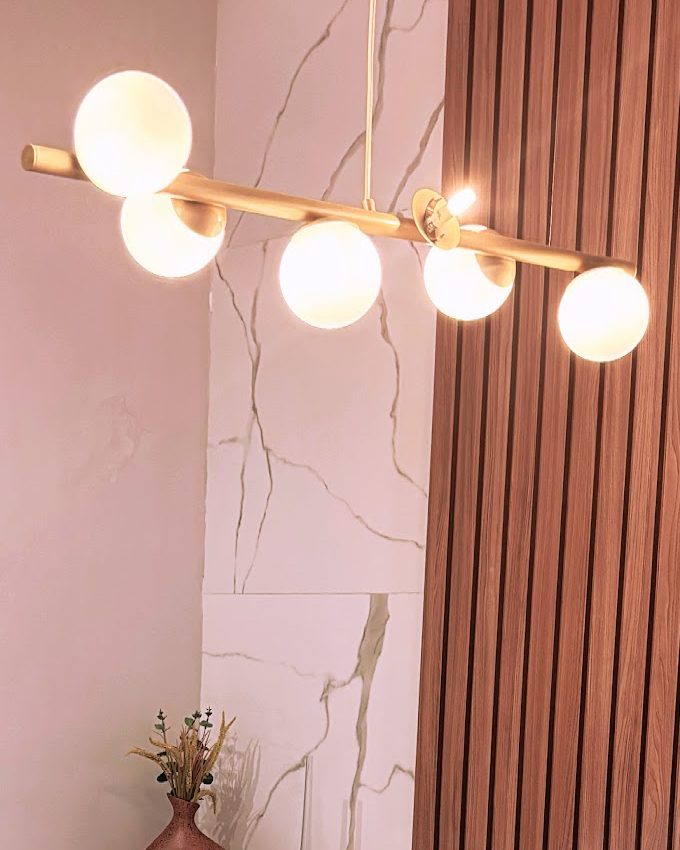 Luminária e ripado de madeira na sala de avaliação