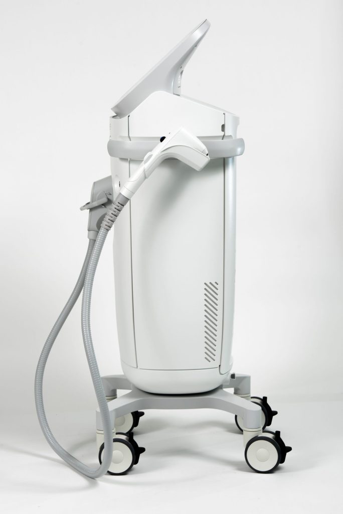 Equipamento de ultrassom microfocado, com ponteira e tela, sobre fundo branco