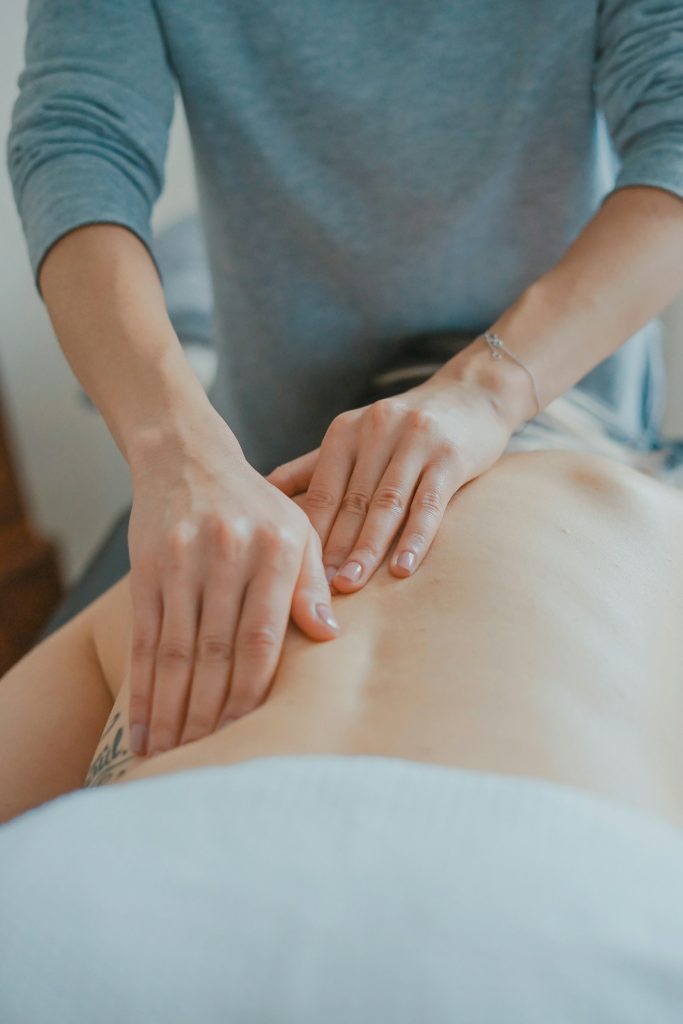 Massagem terapêutica nas costas